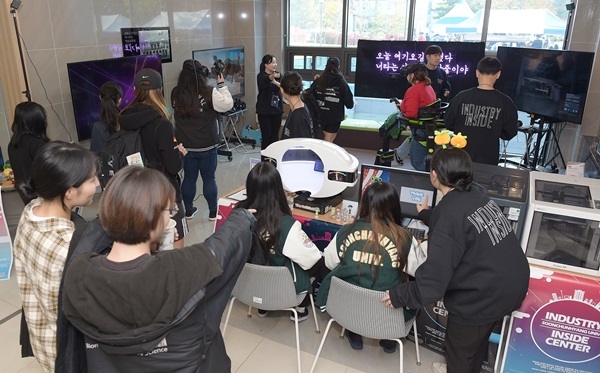 지난 30일 열린 2019 순천향 나눔교육 사색 페스티버에서 한 학생(가운데) 헤드기어를 착용, VR체험을 하고 있다.