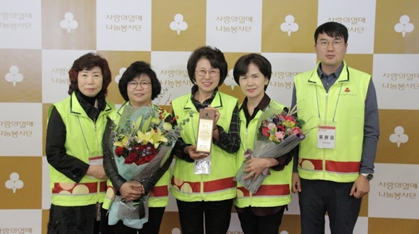 최미선 단장(가운데)을 비롯한 예산군 사랑의 열매 나눔봉사단 관계자들이 봉사분야 우수상을 수상한 후 기념촬영을 했다.
