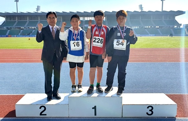 장병옥 음성교육장이 이시원 학생(오른쪽 두번째) 등 메달을 획득한 선수들과 기념사진을 찍고 있다.