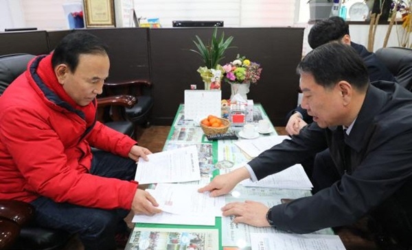 박덕흠 의원(왼쪽)이 김봉회 대전역장을 만나 옥천역사 정비사업 추진현황을 듣고 있다.