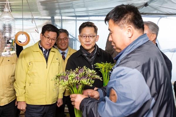김현수 농림축산식품부 장관(가운데)이 지난 10일 김돈곤 청양군수와 함께 운곡면 소재 한 농원을 방문, 애로사항을 청취했다.