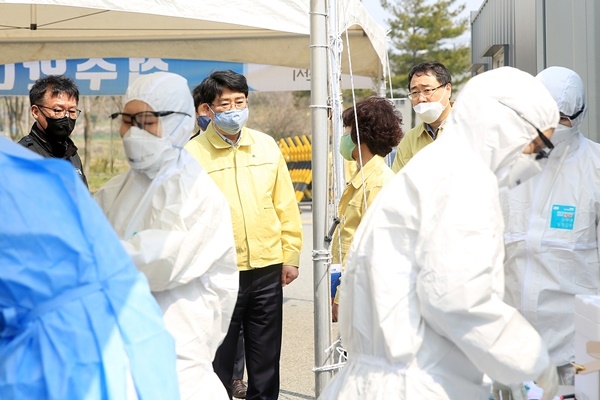 맹정호 시장이 지난 1일 종합운동장에 설치된 드라이브 스루 진료소를 찾아 근무자들을 격려하고 있다.