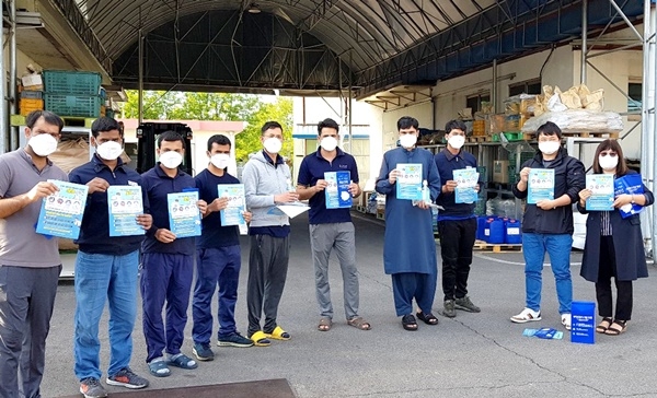 고소피아 센터장(오른쪽)이 음성의 한 공장을 방문해 외국인 노동자들에게 마스크를 전달하고 있다.