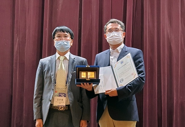 청주대학교 이상렬 교수(오른쪽)가 제3회 한국전기전자재료학회 대상을 수상한 후 기념촬영을 하고 있다. /청주대 제공
