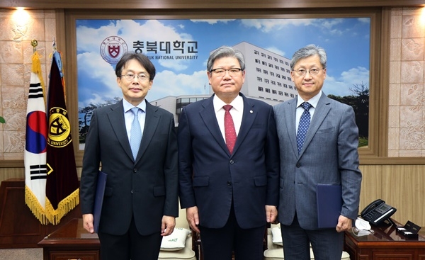 (왼쪽부터) 전달영 대외협력연구부총장, 김수갑 총장, 최영석 교학부총장.