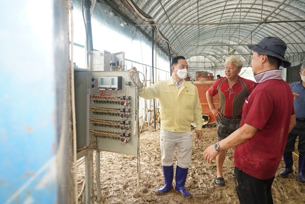 박상돈 천안시장이 지난 7일 수해를 입은 북면 은지리 축산농가를 방문해 실태를 점검하고 있다.