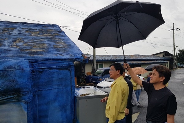 김돈곤 청양군수가 지난 9일 집중호우 피해현장을 점검하고 있다.