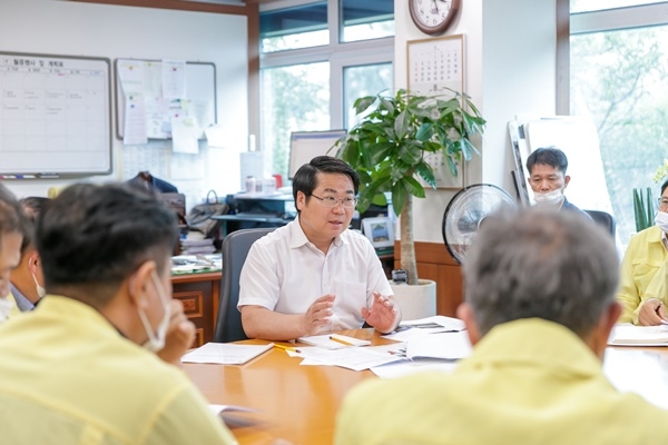오세현 시장이 아산시 호우 피해 및 대처사항 회의를 주재하고 있다.