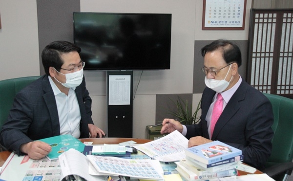 오세현 아산시장(왼쪽)과 국민의 힘 이명수 국회의원이 아산시 현안사업 및 국비확보에 대해 이야기를 나누고 있다.