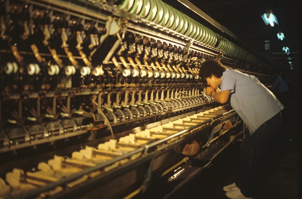 노동직약형 산업으로 한때 충북지역 경제발전에 기여했던 섬유산업은 1990년부터 사양길로 접어들었다. 1980년대 제사공장 모습. /충북도 제공