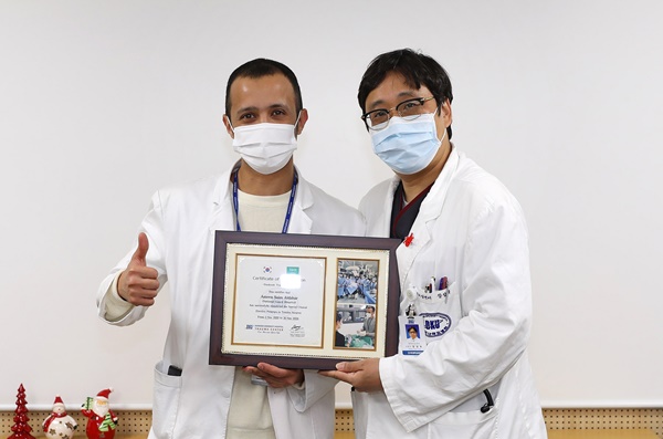 사우디아라비아의 의사 아민씨(왼쪽)가 단국대병원에서 1개월간의 연수 과정을 마치고 기념 사진을 찍고 있다. 　