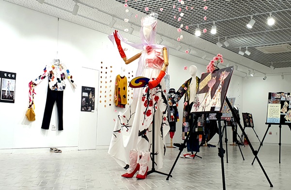 음성군은 '품바 패션 아트전'을 열고 제20회 음성품바축제 '품바패션쇼'무대에 올랐던 작품 22점을 선보인다.