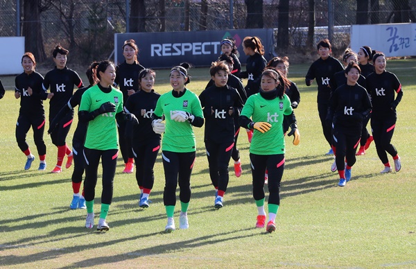 올림픽 본선 진출을 노리는 여자 축구대표팀 선수들이 경기 파주시 국가대표트레이닝센터(NFC)에서 훈련을 하고 있다.