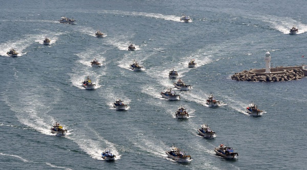 지난달 30일 부산 어선 40여척이 원전 오염수 해상방류결정에 해상 항의시위를 벌였다. /충청타임즈DB