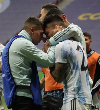 아르헨티나 선수들이 코파 아메리카 준결승 축구 경기에서 콜롬비아를 승부차기로 꺾고 동료들과 기뻐하고 있다.
