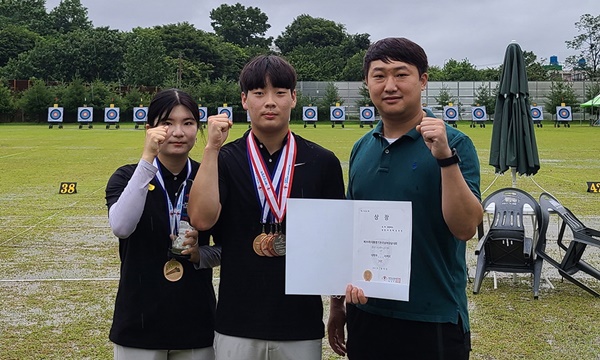(왼쪽부터) 서원대 양궁부 김정민 선수, 최현택 선수, 이재승 코치