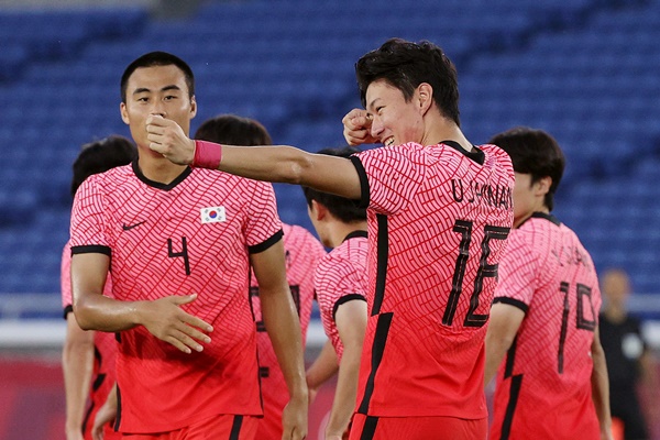 지난 28일 2020 도쿄올림픽 남자축구 B조 3차전 대한민국과 온두라스의 경기, 대한민국 황의조가 페널티킥 골을 넣은 뒤 세리머니를 하고 있다.