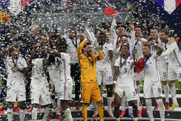 UEFA 네이션스리그에서 우스을 차지한 프랑스 선수들이 기쁨을 만끽하고 있다. /뉴시스
