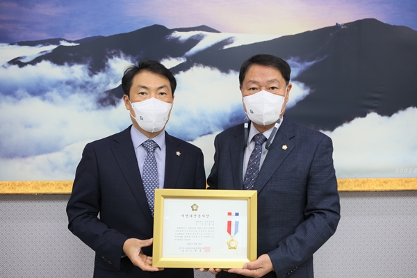단양군의회 김광표 의원(왼쪽)이 '지방의정봉사상'을 수상했다.
