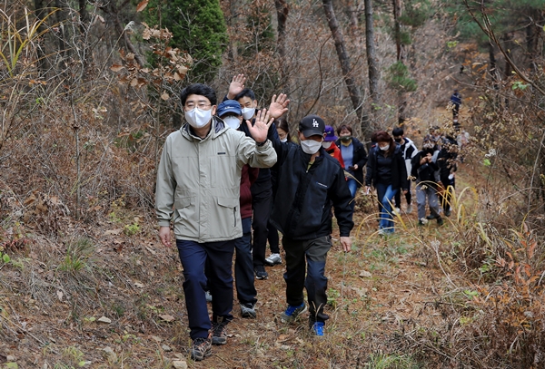 맹정호 서산시장이 지난 21일 마을 주민들과 성연면 고남3리 마을건강 산책길을 걷고 있다. /서산시 제공