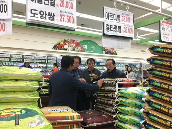 정상혁 군수가 제주농협 하나로마트 보은쌀 판매장을 찾아 관계자들과 판촉전략을 상의했다.