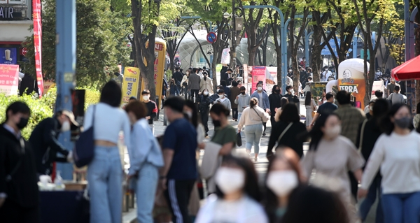 첨부용. 코로나19 사회적 거리두기 전면 해제를 하루 앞둔 17일 서울 마포구 홍대거리를 찾은 시민들이 발걸음을 옮기고 있다. 2022.04.17. /뉴시스