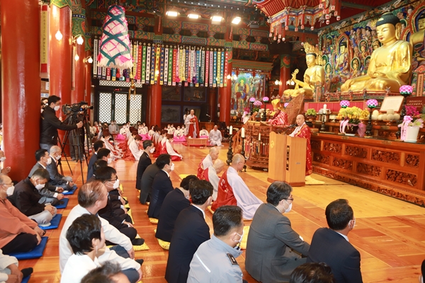불기 2566년 부처님오신날을 맞은 8일 대한불교 천태종 총본산인 단양 구인사에서 봉축법요식이 열리고 있다.