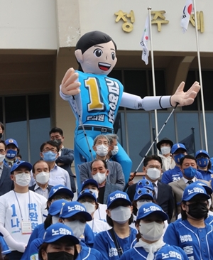 충북도의원(13선거구)에 출마한민주당 김영덕 후보가 이름과 기호가 새겨진 대형 풍선 인형을 선거운동에 활용했다.