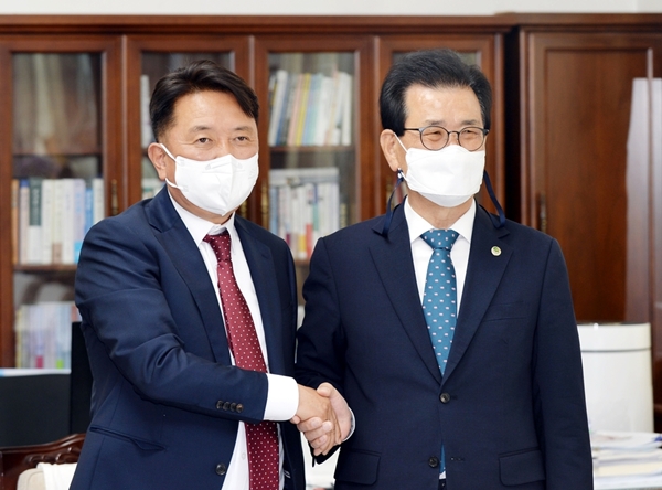 김영환 당선인(왼쪽)이 2일 이시종 충북지사를 만나 환담을 나눴다.