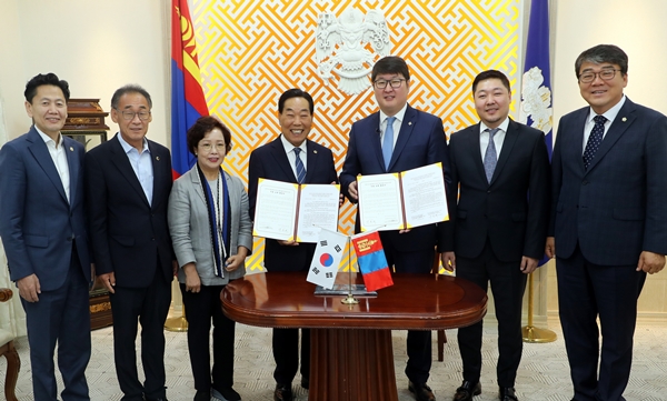 충북도의회가 16일 몽골 울란바토르를 방문해 시의회와 우호 교류 협정을 체결했다.