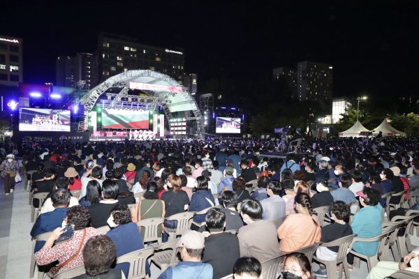 시민들이 지난 21일 천안흥타령춤축제 2022 개막식을 관람하고 있다. /천안시 제공