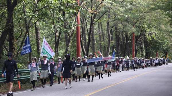 충북종단대장정 참가자들이 대열을 맞춰 행진하고 있다. /충북도체육회 제공