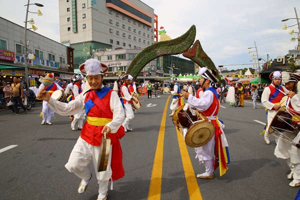 제40회 금산인삼축제가 열린 가운데 금산농악이 행사에 참여해 흥을 돋우고 있다. /금산군 제공