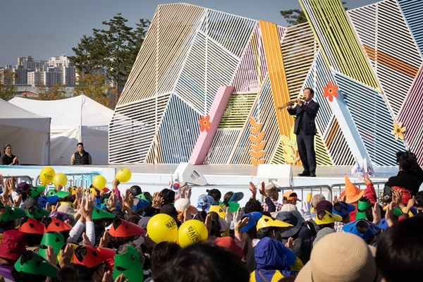 국내 최장수 프로그램 'KBS 전국노래자랑' 공개녹화가 지난 11일 세종중앙공원에서 관람객 8000여명의 뜨거운 성원 속에 열렸다. /세종시 제공