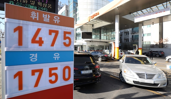 12일 한 주유소에서 휘발유와 경유가 판매되고 있다. 한국석유공사에 따르면 전날 전국 휘발유 평균 판매가격은 리터당 1595.42원으로 나타났다. /뉴시스