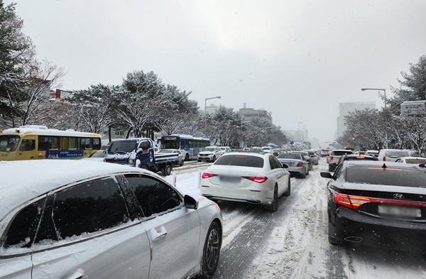 많은 눈이 내린 23일 오전 충북 청주시 흥덕구 한 도로에서 차량들이 거북이 운행을 하고 있다. /사진=뉴시스