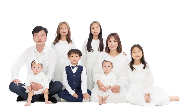 2021년 태어난 쌍둥이 다겸·도겸, 4남매와 유후재·김정옥 부부 가족사진.