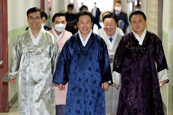 한복을 차려입은 황영호 의장(가운데)과 김영환 지사(오른쪽), 윤건영 교육감.