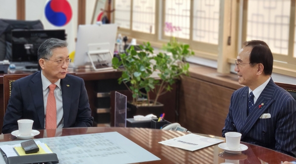박상돈 천안시장이 지난 17일 이한준 한국토지주택공사 사자을 만나 지역 핵심현안에 대해 논의하고 있다. /천안시 제공