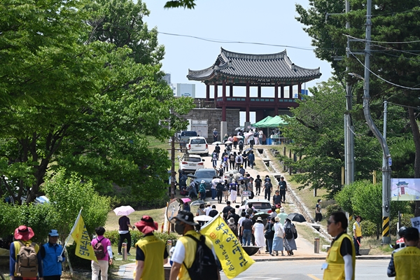 지난 18일 홍성군 홍주성지를 찾은 서울 옹암동 성당 본당의 단체순례객들이 홍주읍성내 순교터들을 순례하고 있다. /홍성군 제공