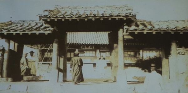 청주관아 건축물을 학교로 사용(1911).