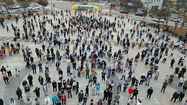 오송걷기대회에 2000여명이 참가해 성황을 이루고 있다.
