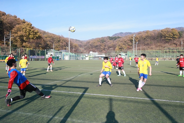 22일 열린 17회 교육감기 차지 고3 학교스포츠 클럽 축구예선전에서 봉명고와 청주고 선수들이 경기를 펼치고 있다.