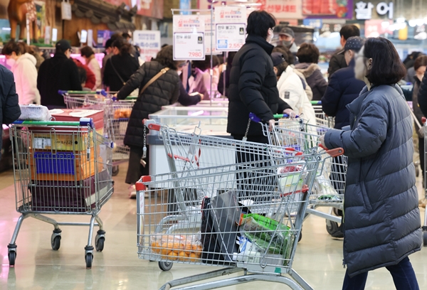 첨부용. 통계청이 발표한 '1월 소비자물가 동향'에 따르면 지난달 소비자물가지수는 113.15(2020년=100)로 지난해 같은 달보다 2.8% 올랐다. 지난해 7월(2.4%) 이후 6개월 만에 2%대로 내려오고 상승폭도 지난해 10월 이후 3개월 연속 둔화했다. 사진은 2일 서울 시내 한 대형마트에서 장을 보는 시민들의 모습. 2024.02.02. /뉴시스