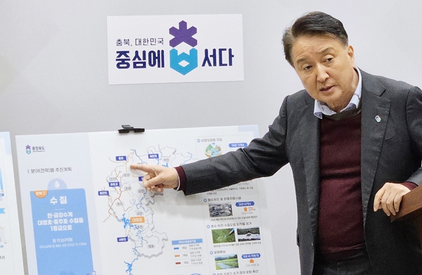 김영환 지사가 6일 도청 브리핑룸에서 환경산림분야 비전을 발표하고 있다. /충북도 제공