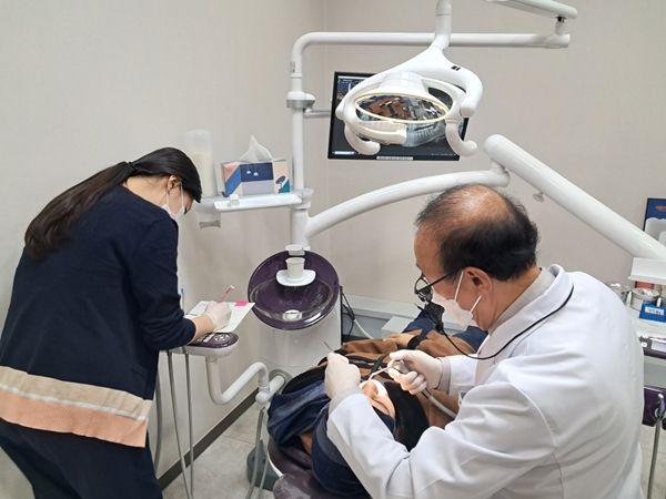 충주 호암e좋은치과가 시리아 이주민 가족에게 치과 치료를 제공하고 있다.