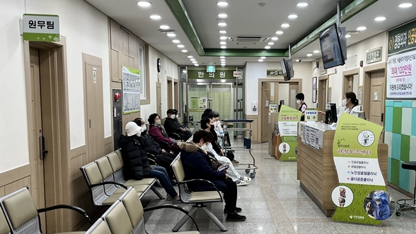 22일 청주의료원이 정형외과 진료대기실에서 환자들이 진료를 기다리고 있다. /이용주기자