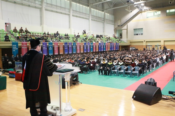 27일 건양대 창의융합캠퍼스 짐나지움에서 열린 입학식 및 신입생 진로캠프(DYV)에서 김용하 총장이 학생들에게 축사를 하고 있다