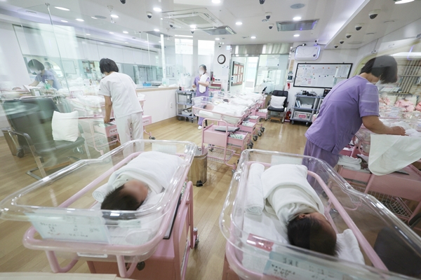 분기 출산율이 처음으로 0.6명대로 떨어지며 저출산 현상이 이어지고 있는 가운데 28일 오후 서울 시내 한 산후조리원 신생아실에서 간호사 등 관계자들이 신생아들을 돌보고 있다. /연합뉴스