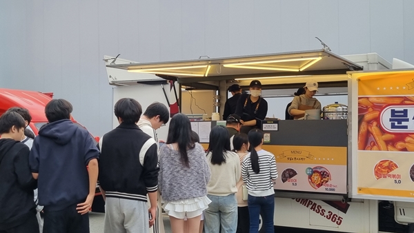 분식을 파는 한 푸드트럭 앞에 시민들이 음식을 구매하기 위해 길게 줄을 서 있다. /남연우기자